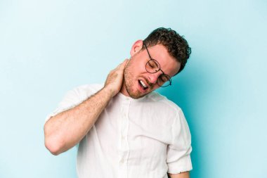 Kafkasyalı genç bir adam mavi arka planda izole edilmiş. Durağan yaşam tarzından dolayı boyun ağrısı çekiyor..