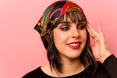 Genç beyaz makyajcı kadın pembe arka planda izole edilmiş.