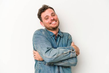 Beyaz arka planda izole edilmiş genç beyaz bir adam. Kucaklaşma, kaygısız gülümseme ve mutluluk..