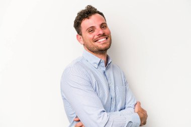 Beyaz arka planda izole edilmiş genç beyaz adam mutlu, güler yüzlü ve neşeli..