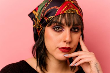 Genç beyaz makyajcı kadın pembe arka planda izole edilmiş.