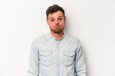 Beyaz arka planda izole olmuş beyaz tenli genç adamın yanakları şişer, yorgun bir ifadesi vardır. Yüz ifadesi kavramı.