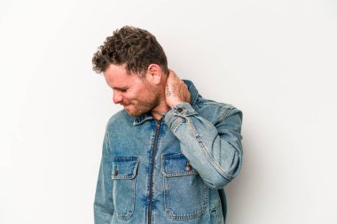 Beyaz arka planda izole edilmiş genç beyaz bir adam sabit yaşam tarzından dolayı boyun ağrısı çekiyor..