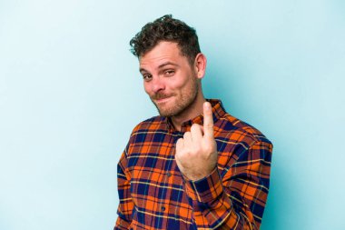 Kafkasyalı genç adam mavi arka planda izole edilmiş seni işaret ediyor sanki davet ediliyormuş gibi..