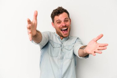 Beyaz arka planda izole edilmiş genç beyaz adam kameraya sarıldığı için kendinden emin hissediyor..