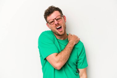 Beyaz arka planda izole edilmiş, omuz ağrısı olan genç beyaz bir adam..