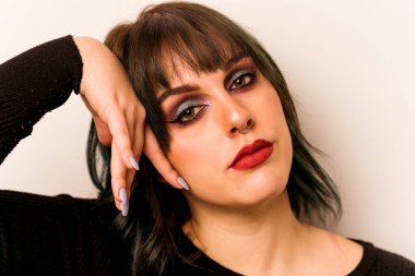 Beyaz arka planda izole edilmiş beyaz makyajlı genç bir kadın.