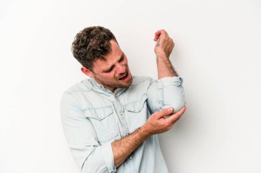 Beyaz arka planda izole edilmiş beyaz tenli genç bir adam kötü bir hareketin ardından acı çekiyor..