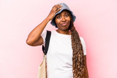 Pembe arka planda izole edilmiş plaja giden genç Afrikalı Amerikalı kadın şok geçiriyordu. Önemli bir toplantıyı hatırladı..