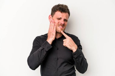 Beyaz arka planda izole genç beyaz adam güçlü bir diş ağrısı, azıdişi ağrısı var..