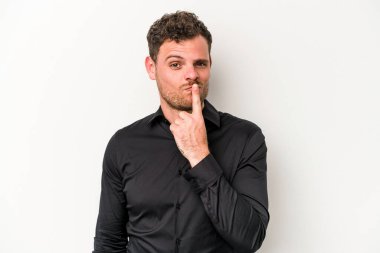 Beyaz arka planda soyutlanmış genç beyaz bir adam düşünüyor ve yukarı bakıyor, yansıtıyor, düşünüyor, hayal kuruyor..