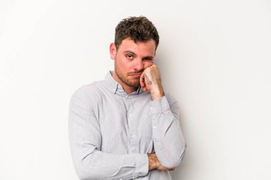 Beyaz arka planda izole genç beyaz adam tekrarlanan bir görevden yoruldu.