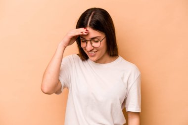 Latin kökenli genç bir kadın bej arka planda izole edilmiş neşeli bir şekilde gülüyor. Mutluluk kavramı.