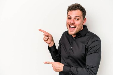 Beyaz arka planda izole edilmiş genç beyaz bir adam işaret parmağıyla işaret ettiği için heyecanlı..