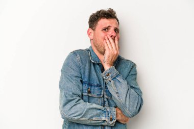 Beyaz arka planda izole edilmiş genç beyaz adam korkmuş ve korkmuş..