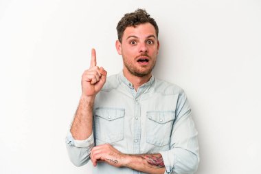 Beyaz arka planda izole edilmiş beyaz bir genç adam, yaratıcılık kavramı, harika bir fikre sahip..