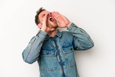 Beyaz arka planda izole edilmiş beyaz bir adam heyecanlı bir şekilde bağırıyor..