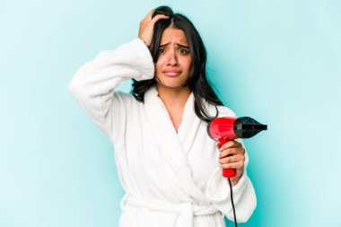 Mavi arka planda kurutma makinesi tutan genç İspanyol kadın şok olmuştu. Önemli bir toplantıyı hatırladı..