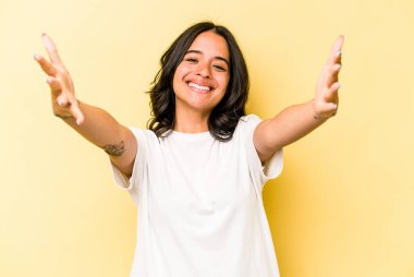 Sarı arka planda, zaferi ya da başarıyı kutlayan genç İspanyol kadın şaşırdı ve şok oldu..