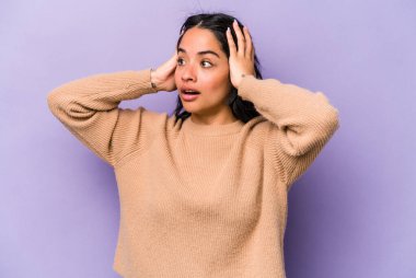 Genç İspanyol kadın mor arka planda izole edilmiş bağırıyor, çok heyecanlı, tutkulu, bir şeyden memnun..