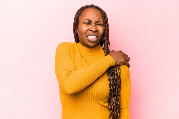 Junge Afrikanisch Amerikanische Frau Isoliert Auf Rosa Hintergrund Mit Schulterschmerzen — Stockfoto