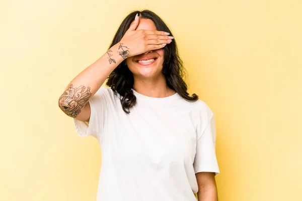 Mladá Hispánka Izolovaná Žlutém Pozadí Zakrývá Oči Rukama Usmívá Čeká — Stock fotografie