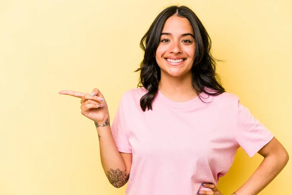 Young Hispanic Woman Isolated Yellow Background Smiling Cheerfully Pointing Forefinger — 스톡 사진
