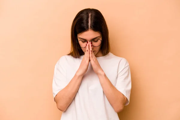 Mladá Hispánská Žena Izolovaná Béžovém Pozadí Modlící Projevující Oddanost Věřící — Stock fotografie