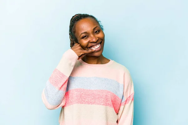 Молодая Африканская Американка Изолированная Синем Фоне Показывает Жест Вызова Мобильного — стоковое фото