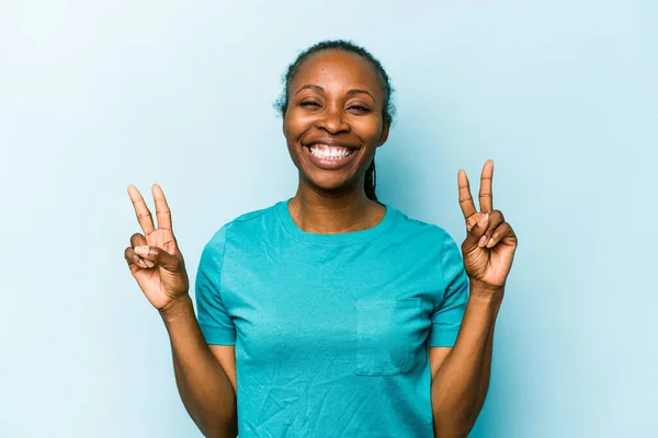 Jonge Afrikaanse Amerikaanse Vrouw Geïsoleerd Blauwe Achtergrond Tonen Overwinning Teken — Stockfoto