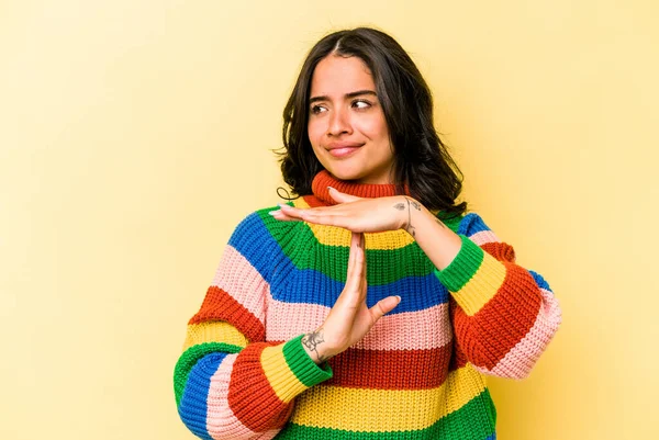 Young Hispanic Woman Isolated Yellow Background Showing Timeout Gesture — 스톡 사진