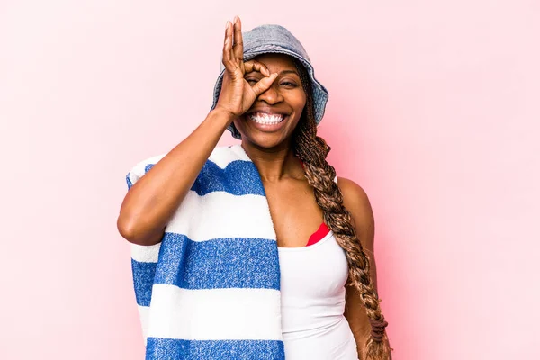 Young African American Woman Holding Towel Isolated Pink Background Excited — Stock Photo, Image