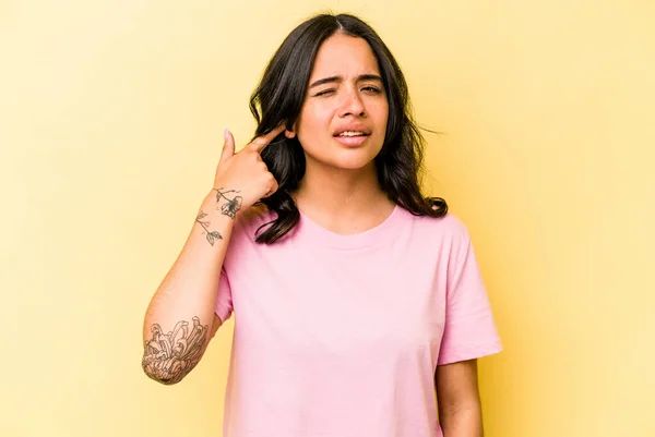 Ung Latinamerikansk Kvinna Isolerad Gul Bakgrund Täcker Öronen Med Fingrar — Stockfoto