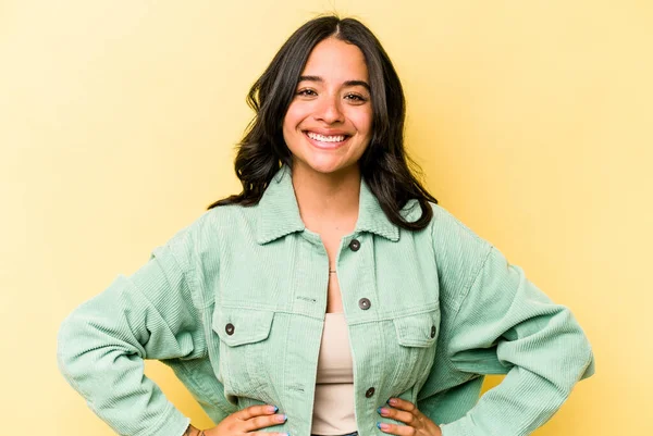 Young Hispanic Woman Isolated Yellow Background Confident Keeping Hands Hips — 스톡 사진
