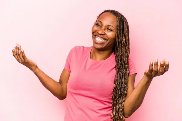 Młoda Afroamerykanka Odizolowana Różowym Tle Dużo Się Śmieje Koncepcja Szczęścia — Zdjęcie stockowe