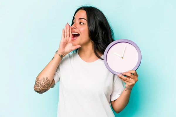 Young Hispanic Woman Holding Clock Isolated Blue Background Shouting Holding — Stok fotoğraf
