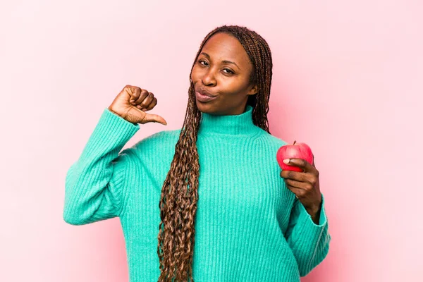 Ung Afroamerikansk Kvinna Som Håller Ett Äpple Isolerat Rosa Bakgrund — Stockfoto