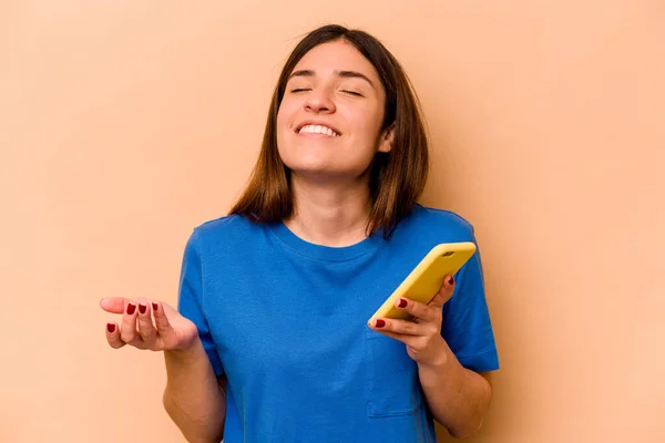 Mladá Běloška Drží Mobilní Telefon Izolované Béžovém Pozadí — Stock fotografie