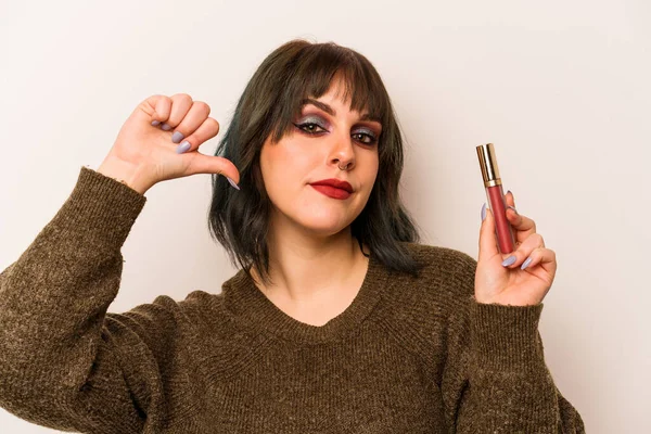 Young Caucasian Makeup Artist Woman Holding Lipgloss Isolated White Background — Stock Photo, Image