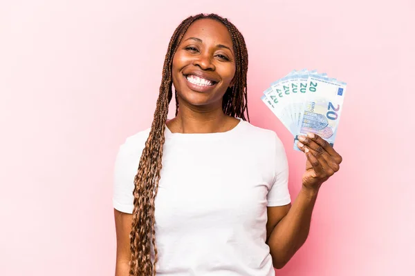 Молодая Афроамериканка Держит Банкноты Розовом Фоне Счастливой Улыбающейся Веселой — стоковое фото