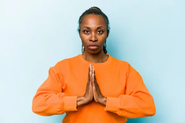 Junge Afrikanisch Amerikanische Frau Isoliert Auf Blauem Hintergrund Betet Zeigt — Stockfoto