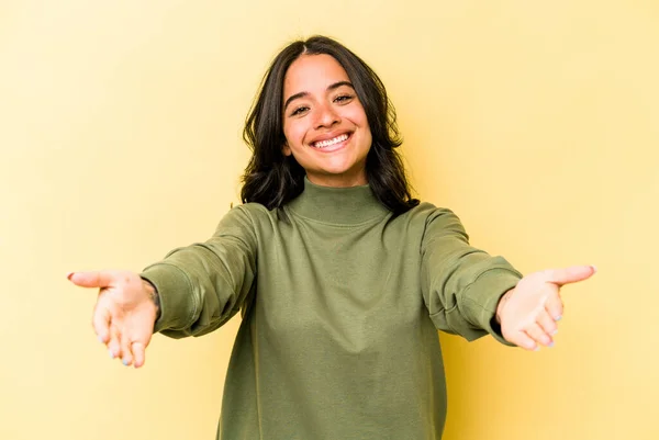 Young Hispanic Woman Isolated Yellow Background Showing Welcome Expression — 스톡 사진