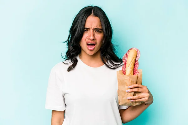 Junge Hispanische Frau Isst Ein Sandwich Isoliert Auf Blauem Hintergrund — Stockfoto