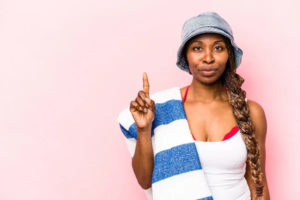 Ung Afroamerikansk Kvinna Håller Handduk Isolerad Rosa Bakgrund Visar Nummer — Stockfoto