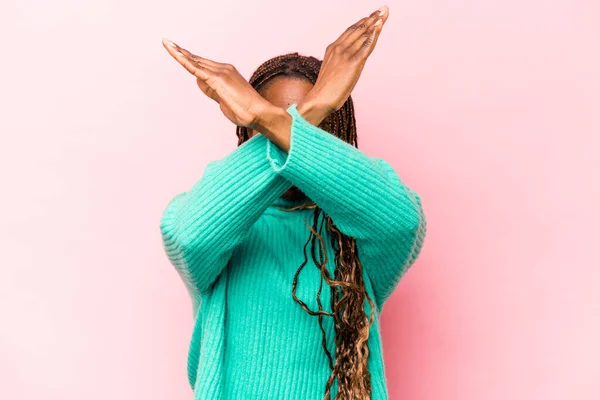 Jovem Afro Americana Isolada Sobre Fundo Rosa Mantendo Dois Braços — Fotografia de Stock