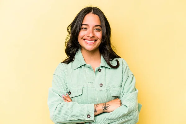 Young Hispanic Woman Isolated Yellow Background Who Feels Confident Crossing — 스톡 사진