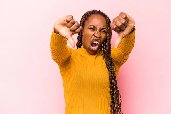 Mujer Afroamericana Joven Aislada Sobre Fondo Rosa Mostrando Pulgar Hacia — Foto de Stock