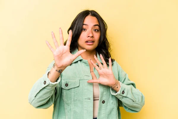 Young Hispanic Woman Isolated Yellow Background Being Shocked Due Imminent — 스톡 사진