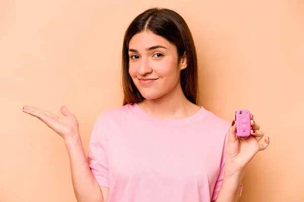 Young Hispanic Woman Holding Keys Car Isolated Beige Background Showing — Stock Photo, Image