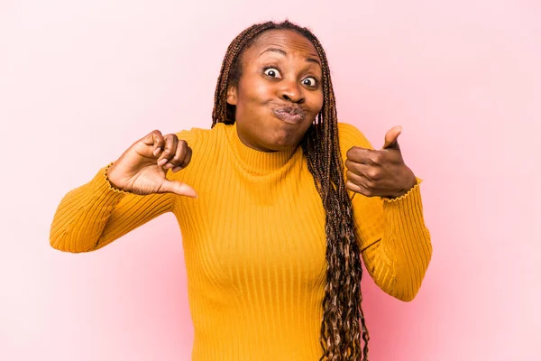Jong Afrikaans Amerikaans Vrouw Geïsoleerd Roze Achtergrond Tonen Duimen Omhoog — Stockfoto